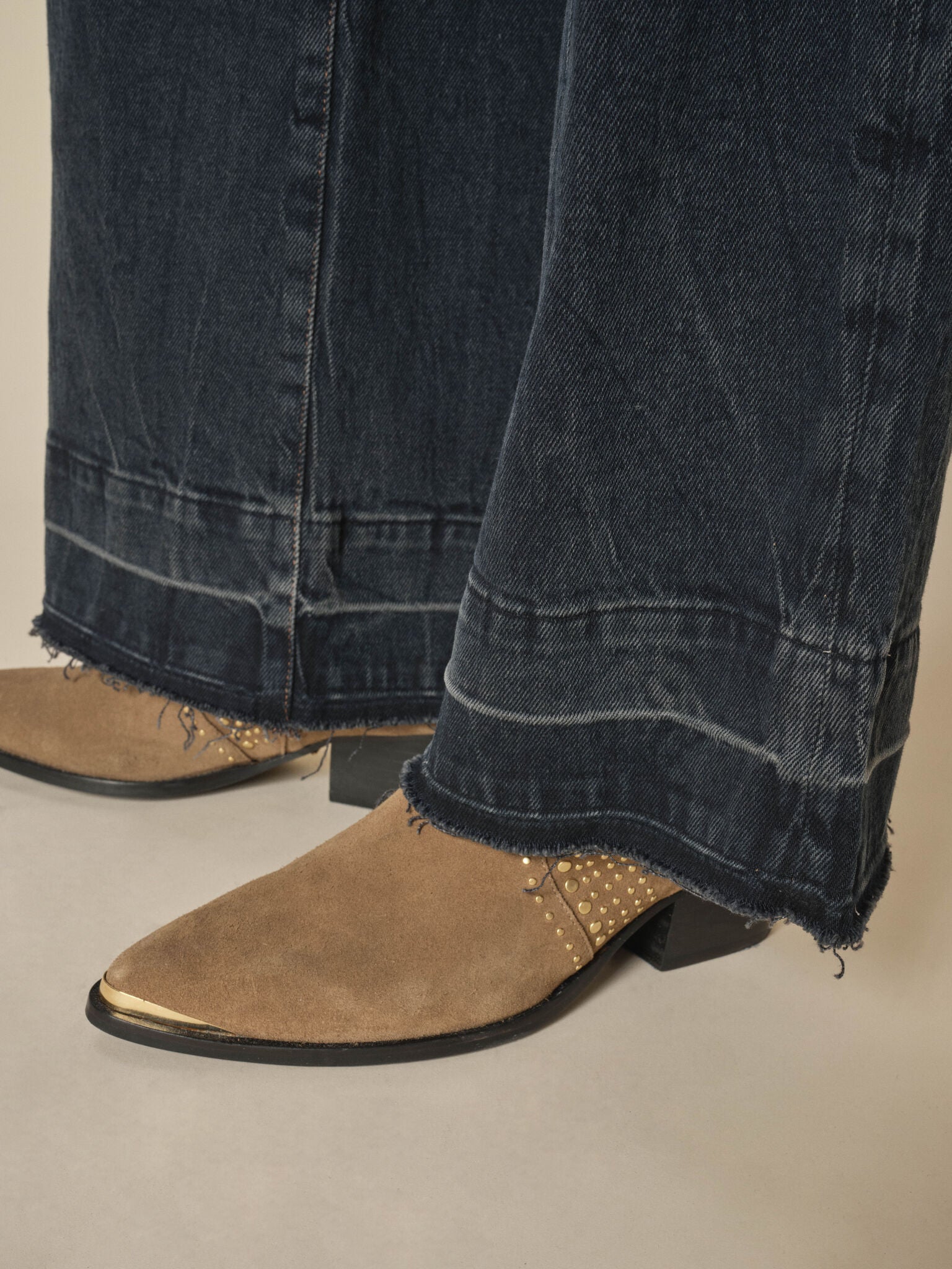 Modelshot / Dark Grey / Detail